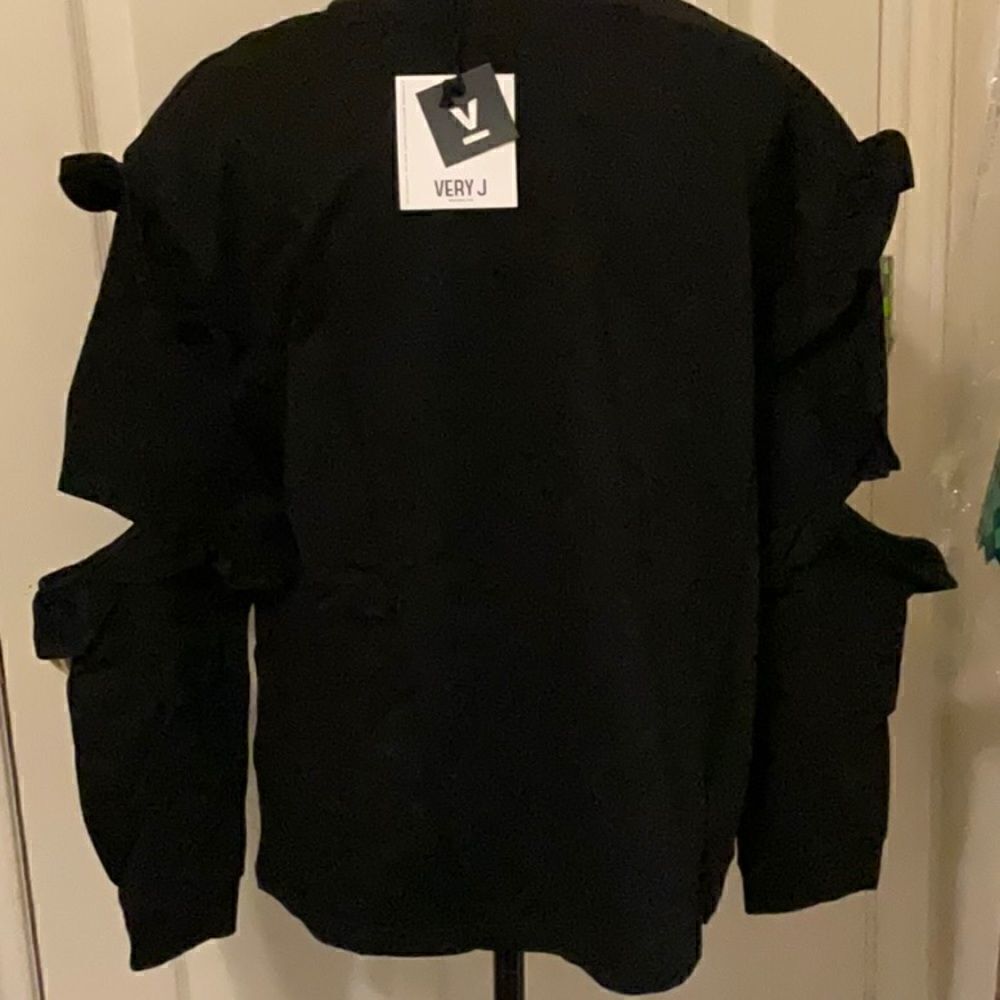 NWT Super Cute Ruffled Sweatshirt. - Picture 6 of 8